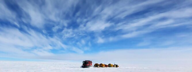Trip Unterkunft beliebtes Urlaubsziel – Antarktis - Null Bewohner, Millionen Pinguine und feste Dimensionen. Am südlichen Ende der Erde, wo die Sonne nur zwischen Frühjahr und Herbst über dem Horizont aufgeht, liegt der 7. Kontinent, die Antarktis. Riesig, bis auf ein paar Forscher unbewohnt und ohne offiziellen Besitzer. Eine Welt, die überrascht, bevor Sie sie sehen. Deshalb ist ein Besuch definitiv etwas für die Schatzkiste der Erinnerung und allein die Ausmaße dieser Destination sind eine Sache für sich. Du trittst aus deinem gemütlichen Hotelzimmer und es begrüßt dich die warme italienische Sonne. Du blickst auf den atemberaubenden Gardasee, der in zahlreichen Blautönen schimmert - von tiefem Dunkelblau bis zu funkelndem Türkis. Majestätische Berge umgeben dich, während die Brise sanft deine Haut streichelt und der Duft von blühenden Zitronenbäumen deine Nase kitzelt. Du schlenderst die malerischen, engen Gassen entlang, vorbei an farbenfrohen, blumengeschmückten Häusern. Vereinzelt unterbricht das fröhliche Lachen der Einheimischen die friedvolle Stille. Du fühlst dich wie in einem Traum, der nicht enden will. Jeder Schritt führt dich zu neuen Entdeckungen und Abenteuern. Du probierst die köstliche italienische Küche mit ihren frischen Zutaten und verführerischen Aromen. Die Sonne geht langsam unter und taucht den Himmel in ein leuchtendes Orange-rot - ein spektakulärer Anblick.