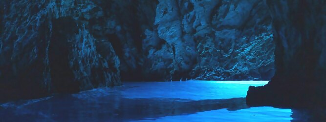 Trip Unterkunft Reisetipps - Die Blaue Grotte von Bisevo in Kroatien ist nur per Boot erreichbar. Atemberaubend schön fasziniert dieses Naturphänomen in leuchtenden intensiven Blautönen. Ein idyllisches Highlight der vorzüglich geführten Speedboot-Tour im Adria Inselparadies, mit fantastisch facettenreicher Unterwasserwelt. Die Blaue Grotte ist ein Naturwunder, das auf der kroatischen Insel Bisevo zu finden ist. Sie ist berühmt für ihr kristallklares Wasser und die einzigartige bläuliche Farbe, die durch das Sonnenlicht in der Höhle entsteht. Die Blaue Grotte kann nur durch eine Bootstour erreicht werden, die oft Teil einer Fünf-Insel-Tour ist.