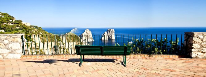 Trip Unterkunft Feriendestination - Capri ist eine blühende Insel mit weißen Gebäuden, die einen schönen Kontrast zum tiefen Blau des Meeres bilden. Die durchschnittlichen Frühlings- und Herbsttemperaturen liegen bei etwa 14°-16°C, die besten Reisemonate sind April, Mai, Juni, September und Oktober. Auch in den Wintermonaten sorgt das milde Klima für Wohlbefinden und eine üppige Vegetation. Die beliebtesten Orte für Capri Ferien, locken mit besten Angebote für Hotels und Ferienunterkünfte mit Werbeaktionen, Rabatten, Sonderangebote für Capri Urlaub buchen.