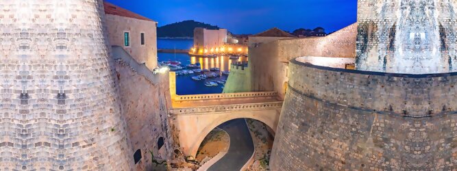 Trip Unterkunft Stadt Urlaub - Dubrovnik - Einen Wahnsinns Panoramablick hat man von Dubrovniks Hausberg Srd. Empor geht’s ganz easy und entspannt, minutenschnell mit der Luftseilbahn. Für begeisterte GOT-Fans empfiehlt sich die speziell geführte Game-of-Thrones-Tour zu den bekanntesten Drehorten und Schauplätzen der erfolgreichen Kultserie, der Eiserne Thron ist auf der kleinen idyllischen Insel Lokrum zu bestaunen. Die beliebtesten Orte für Dubrovnik Ferien, locken mit besten Angebote für Hotels und Ferienunterkünfte mit Werbeaktionen, Rabatten, Sonderangebote für Dubrovnik Urlaub buchen. Reisedaten eingeben und Hotel Flug Mietwagen Attraktionen Taxis für eine Dubrovnik Reise flexibel buchen. Sollten sich die Pläne ändern, sind viele der Unterkünfte und Zimmer in Dubrovnik kostenfrei stornierbar.