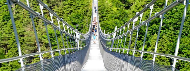 Trip Unterkunft Reisetipps - highline179 - Die Brücke BlickMitKick | einmalige Kulisse und spektakulärer Panoramablick | 20 Gehminuten und man findet | die längste Hängebrücke der Welt | Weltrekord Hängebrücke im Tibet Style - Die highline179 ist eine Fußgänger-Hängebrücke in Form einer Seilbrücke über die Fernpassstraße B 179 südlich von Reutte in Tirol (Österreich). Sie erstreckt sich in einer Höhe von 113 bis 114 m über die Burgenwelt Ehrenberg und verbindet die Ruine Ehrenberg mit dem Fort Claudia.