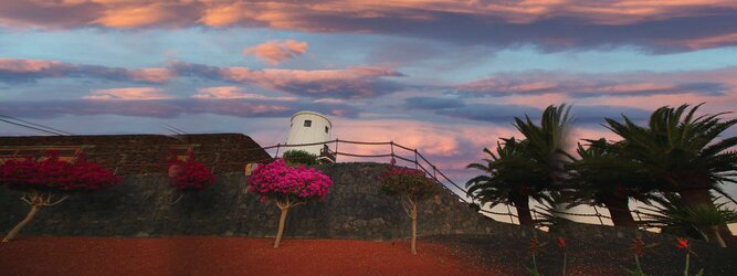 Trip Unterkunft Insel Urlaub - Lanzarote - Der Sonne entgegen, die übermächtige Sehnsucht nach Wärme und Licht stillen, wie die Zugvögel der kühlen Jahreszeit entfliehen und herrliche warme Sonnentage im Süden verbringen, so zieht es uns auf die Vulkaninsel Lanzarote vor der Westküste Marokkos. Meer & Strand & Wellness für Körper, Geist und Seele erleben in charmanten Urlaubs Ferienhäusern, vorzüglichen all inclusive Resorts oder edlen exklusiven Villen und Bungalow-Anlagen. Die beliebtesten Orte für Lanzarote Ferien, locken mit besten Angebote für Hotels und Ferienunterkünfte mit Werbeaktionen, Rabatten, Sonderangebote für Lanzarote Urlaub buchen. Reisedaten eingeben und Hotel Flug Mietwagen Attraktionen Taxis für eine Lanzarote Reise flexibel buchen. Sollten sich die Pläne ändern, sind viele der Unterkünfte und Zimmer auf Lanzarote kostenfrei stornierbar.