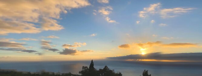 Trip Unterkunft Reiseideen Pauschalreise - La Palma macht ihrem Beinamen, die Schöne, alle Ehre. Das Kleinod im Atlantik erstrahlt in sattem Grün, verziert mit hübschen landestypischen Villen in den weit gestreuten Dörfern, eingerahmt von weichen Wellen des dunkelblauen atlantischen Ozeans, am Himmel ziehen malerische Formationen, bauschiger weißer Schäfchenwolken. Eine Bilderbuchidylle zum Verlieben. Die beliebtesten Orte für La Palma Ferien, locken mit besten Angebote für Hotels und Ferienunterkünfte mit Werbeaktionen, Rabatten, Sonderangebote für La Palma Urlaub buchen. Reisedaten eingeben und Hotel Flug Mietwagen Attraktionen Taxis für eine La Palma Reise flexibel buchen. Sollten sich die Pläne ändern, sind viele der Unterkünfte und Zimmer auf La Palma kostenfrei stornierbar.