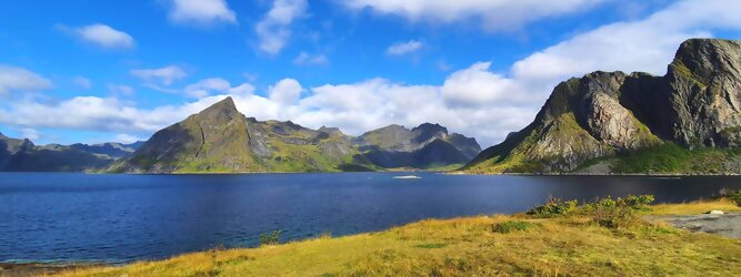 Trip Unterkunft Reisetipps - Die Lofoten Inseln Norwegen – Skandinaviens eiskalte Schönheit fasziniert mit atemberaubenden Nordlichtern und geradezu außerirdisch imposanten Gebirgskulissen. Land der Mitternachtssonne am Polarkreis, ein Paradies für Wanderer, Naturfreunde, Hobbyfotografen und Instagram er/innen. Die Lofoten gehören zu Norwegen und liegen nördlich des Polarkreises. Erfahren Sie hier, was für eine einzigartige Landschaft die Lofoten zu bieten haben und was Sie dort erwartet. Vorsicht akutes Fernweh! Die meisten von Ihnen kennen wahrscheinlich die Lofoten. Man stellt sich malerische Fischerdörfer vor, umgeben von hohen Bergen und tiefblauen Fjorden.