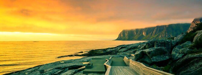 Trip Unterkunft Reiseland Norwegen – Schwindelfrei auf Preikestolen – die spektakuläre Felskanzel erhebt sich als steile Plateauklippe über dem Lysefjord. Die Aussicht über den Fjord ist atemberaubend, schwindelfrei sein ist Voraussetzung. Es lohnt sich auf jeden Fall, schon mitten in der Nacht aufzustehen, um den magischen Moment des überwältigend schönen Sonnenaufgangs mitzuerleben, grandios wie sich die ersten Sonnenstrahlen in den steilen Felswänden verfangen und die Bergmauern zum Leuchten bringen. Dieser Augenblick inspiriert zur Demut und Dankbarkeit. Die beliebtesten Orte für Ferien in Norwegen, locken mit besten Angebote für Hotels und Ferienunterkünfte mit Werbeaktionen, Rabatten, Sonderangebote für Norwegen Urlaub buchen.