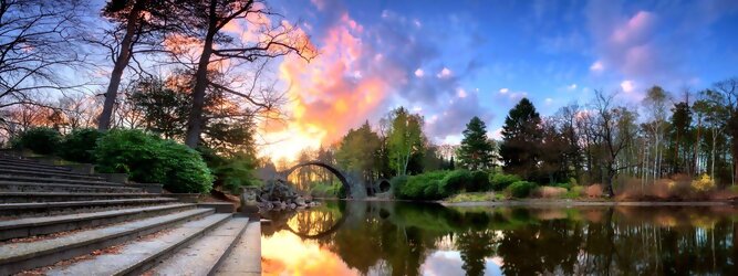 Trip Unterkunft Reisetipps - Teufelsbrücke wird die Rakotzbrücke in Kromlau, Deutschland, genannt. Ein mystischer, idyllischer wunderschöner Ort; eine wahre Augenweide, wenn sich der Brücken Rundbogen im See spiegelt und zum Kreis vervollständigt. Ein märchenhafter Besuch, im blühenden Azaleen & Rhododendron Park. Der Azaleen- und Rhododendronpark Kromlau ist ein ca. 200 ha großer Landschaftspark im Ortsteil Kromlau der Gemeinde Gablenz im Landkreis Görlitz. Er gilt als die größte Rhododendren-Freilandanlage als Landschaftspark in Deutschland und ist bei freiem Eintritt immer geöffnet. Im Jahr 1842 erwarb der Großgrundbesitzer Friedrich Hermann Rötschke, ein Zeitgenosse des Landschaftsgestalters Hermann Ludwig Heinrich Fürst von Pückler-Muskau, das Gut Kromlau.
