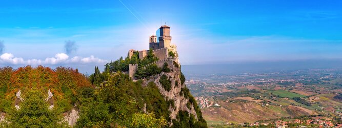 Trip Unterkunft Reiseideen Pauschalreise - San Marino – Hol ihn dir – den heißbegehrten Einreise-Stempel von San Marino. Nimm deinen Reisepass, besuche die örtliche Tourismusbehörde, hier wird die kleine Trophäe in dein Reisedokument gestempelt, es sieht gut aus und ist eine supertolle Urlaubserinnerung. Dieses neue Trendy-Reiselust-Souvenir passt ausgezeichnet zu den anderen außergewöhnlichen Stempeln deiner vergangenen Reisen. San Marino ist ein sehr interessanter Zwergstaat, eine Enklave, vollständig von Italien umgeben, eine der ältesten bestehenden Republiken und eines der reichsten Länder der Welt. Die beliebtesten Orte für Ferien in San Marino, locken mit besten Angebote für Hotels und Ferienunterkünfte mit Werbeaktionen, Rabatten, Sonderangebote für San Marino Urlaub buchen.