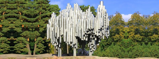 Trip Unterkunft Reisetipps - Sibelius Monument in Helsinki, Finnland. Wie stilisierte Orgelpfeifen, verblüfft die abstrakt kühne Optik dieser Skulptur und symbolisiert das kreative künstlerische Musikschaffen des weltberühmten finnischen Komponisten Jean Sibelius. Das imposante Denkmal liegt in einem wunderschönen Park. Der als „Johann Julius Christian Sibelius“ geborene Jean Sibelius ist für die Finnen eine äußerst wichtige Person und gilt als Ikone der finnischen Musik. Die bekanntesten Werke des freischaffenden Komponisten sind Symphonie 1-7, Kullervo und Violinkonzert. Unzählige Besucher aus nah und fern kommen in den Park, um eines der meistfotografierten Denkmäler Finnlands zu sehen.