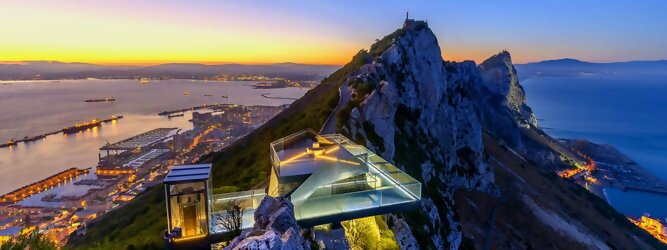 Trip Unterkunft Reisetipps - Ein ehemaliger militärischer Aussichtspunkt, der in eine hochmoderne Glasplattform und einen Gehweg umgewandelt wurde, der einen unvergleichlichen Blick über das Mittelmeer bietet. Ein ununterbrochener 360º-Panorama-Aussichtspunkt, der so spektakulär ist wie nirgendwo sonst auf der Welt. Betreten Sie die 360-Grad-Umgebung und bekommen Sie ein Gefühl für die Freiheit und die Heiterkeit, die Sie beim Skywalk erleben werden. Die Militärgeschichte Gibraltars während des Zweiten Weltkriegs veranschaulicht Gibraltars Position als britische Festung seit dem frühen 18. Während des Zweiten Weltkriegs spielte Gibraltar eine wichtige Rolle sowohl im Atlantic Theatre als auch im Mediterranean Theatre und kontrollierte praktisch den gesamten Seeverkehr in und aus dem Mittelmeer vom Atlantischen Ozean.